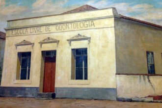 Pintura de 1942, feita por Gentil Garcez, retratando a fachada da Escola Livre de Odontologia. O edifício tem formato retangular e aparência simples, com paredes lisas de cor clara, base acinzentada e telhado de duas águas coberto por telhas. Acima da entrada principal, em letras grandes e legíveis, está escrito: "ESCOLA LIVRE DE ODONTOLOGIA". A fachada frontal apresenta três elementos principais: uma porta de madeira central, pintada em tom escuro, ladeada por duas janelas altas com molduras decorativas e vergas adornadas com pequenos detalhes arquitetônicos clássicos. À direita, uma parede lateral simples se estende até o limite da pintura, mostrando sinais de desgaste e rachaduras próximas ao chão. O céu ao fundo está parcialmente nublado, com tons azulados e nuvens claras.