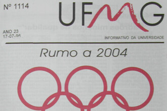 A imagem é uma página de um informativo universitário com o título "UFMG" em destaque na parte superior. Abaixo do título principal, há a frase "INFORMATIVO DA UNIVERSIDADE". No canto superior esquerdo, lê-se "Nº 1114" e abaixo "ANO 23 / 17-07-96". O centro da página é dominado pelo título "Rumo a 2004", acompanhado por cinco anéis interligados em cor vermelha, semelhantes ao símbolo olímpico. Abaixo dos anéis, há um texto sobre a Escola de Educação Física sediando um Centro de Excelência Esportiva. Na parte inferior da página, três caixas de texto com fundos diferentes contêm notícias: "Tese da Letras e trabalho do DCC ganham prêmios nacionais", "Vestibular 97: Inscrições de 9 a 13 de setembro" e "Fredric Jameson lança livro na UFMG", cada uma com a indicação da página correspondente.