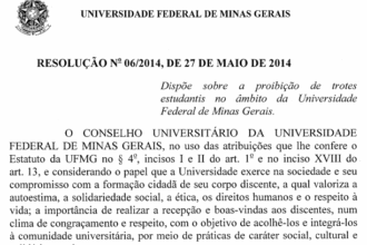 A imagem é um documento oficial, provavelmente uma página impressa de um arquivo da Universidade Federal de Minas Gerais (UFMG). No topo da página, o brasão da UFMG está no canto superior esquerdo, e ao seu lado, o texto "UNIVERSIDADE FEDERAL DE MINAS GERAIS" em letras maiúsculas. O corpo do documento apresenta o título "RESOLUÇÃO Nº 06/2014, DE 27 DE MAIO DE 2014", seguido pelo subtítulo "Dispõe sobre a proibição de trotes estudantis no âmbito da Universidade Federal de Minas Gerais." O restante do texto detalha a resolução, começando com a identificação do "CONSELHO UNIVERSITÁRIO DA UNIVERSIDADE FEDERAL DE MINAS GERAIS" e os fundamentos da decisão.