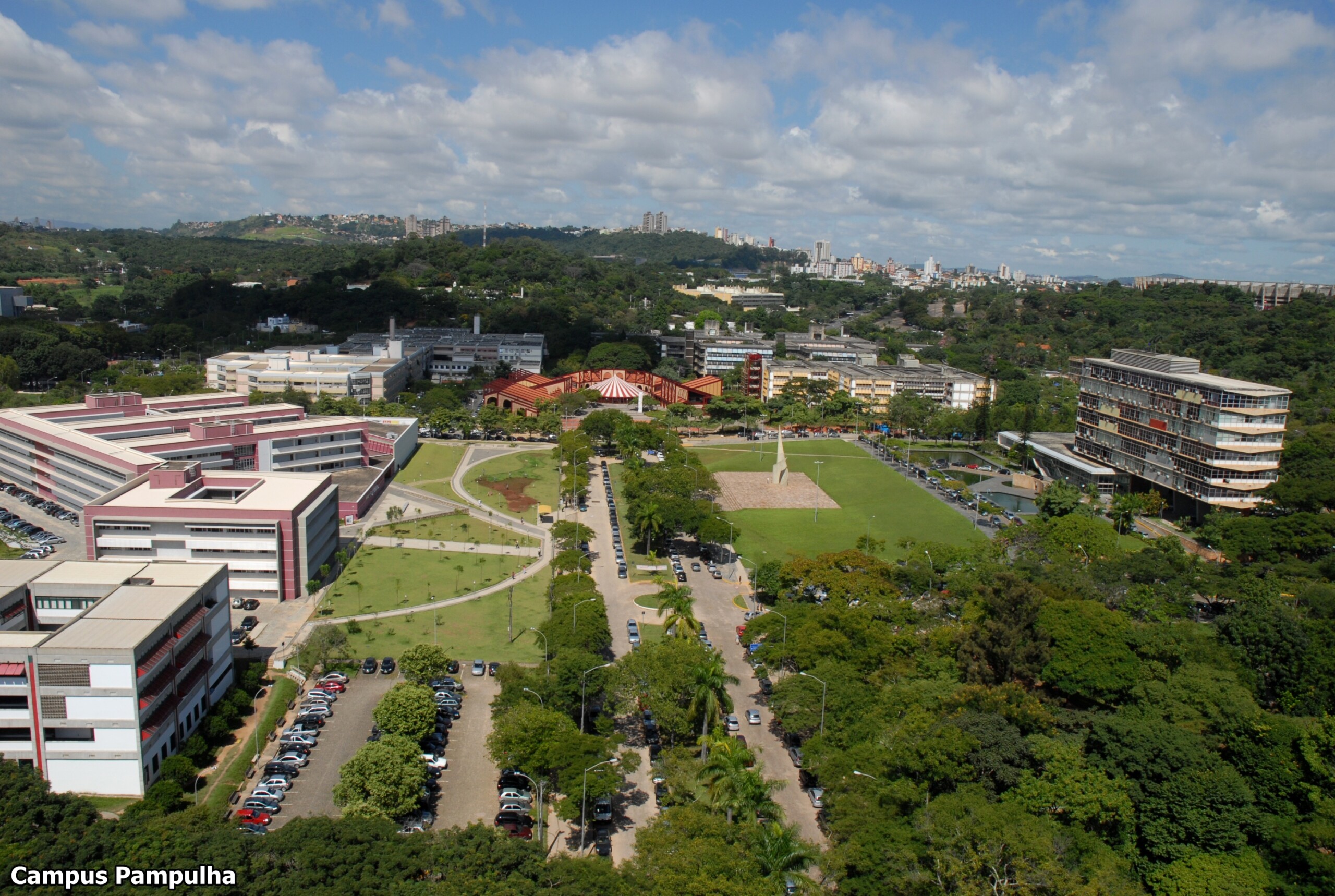 Vista aérea do campus Pampulha. É possível localizar a Reitoria, a Biblioteca Central, o ICB, a Praça de Serviços, o Icex e a Face.
