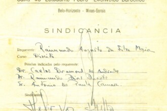 Imagem de um documento antigo e amarelado pelo tempo, emitido pela "Caixa do Estudante Pobre 'Edelweiss Barcellos'", localizada em Belo Horizonte, Minas Gerais. O documento apresenta os seguintes campos preenchidos à mão: Requerente: Raimundo Augusto da Silva Maia Curso: Direito Pessoas indicadas pelo requerente: Dr. Carlos Drummond de Andrade Dr. Raimundo Dias Duarte Sr. Antônio de Paula Camar Ao final do documento, há uma assinatura identificada como a do sindicante: Hélio Vaz Salles. A caligrafia é cursiva, típica da primeira metade do século XX, e o papel mostra sinais de desgaste, como manchas e dobras. Este documento é um registro histórico da atuação da “Caixa do Estudante Pobre”, entidade antecessora da atual FUMP (Fundação Universitária Mendes Pimentel), dedicada à assistência de estudantes em situação de vulnerabilidade na Universidade Federal de Minas Gerais (UFMG).