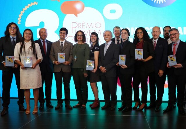 Imagem mostra diversos premiados, inclusive Bernado de Souza, reunidos para foto