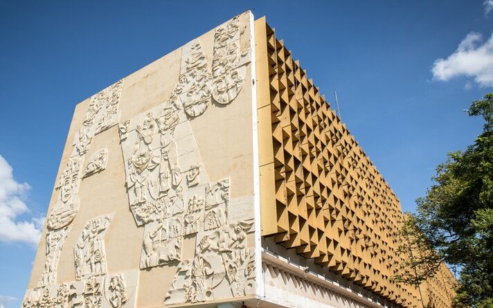 Imagem mostra detalhe do prédio da Unidade Administrativa 2