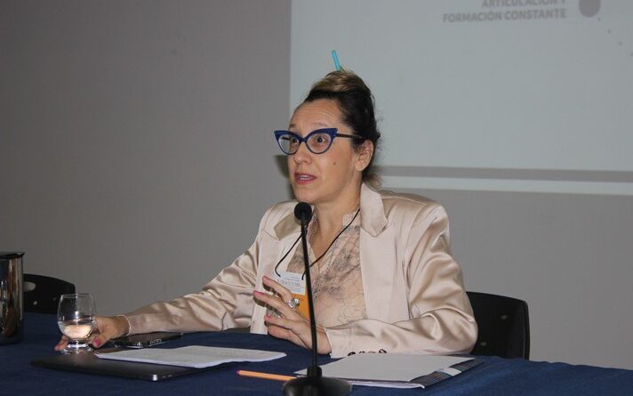 Imagem mostra retrato de Patricia Gainza em uma mesa, durante apresentação