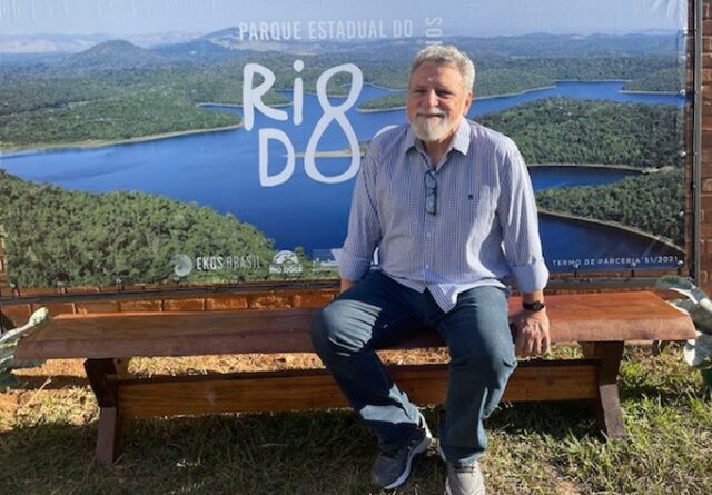 Imagem mostra Francisco Barbosa em frente à banner de Parque Estadual