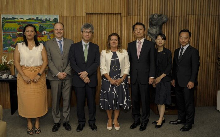 Imagem mostra Bárbara Orfanò, Aziz Saliba, Takashi Manabe, Sandra Regina Goular Almeida, Teiji Haiashi, Kana Hasegawa e So Yamauchi lado a lado para foto