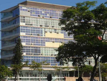 Foto mostra fachada do prédio da Reitoria, no campus Pampulha