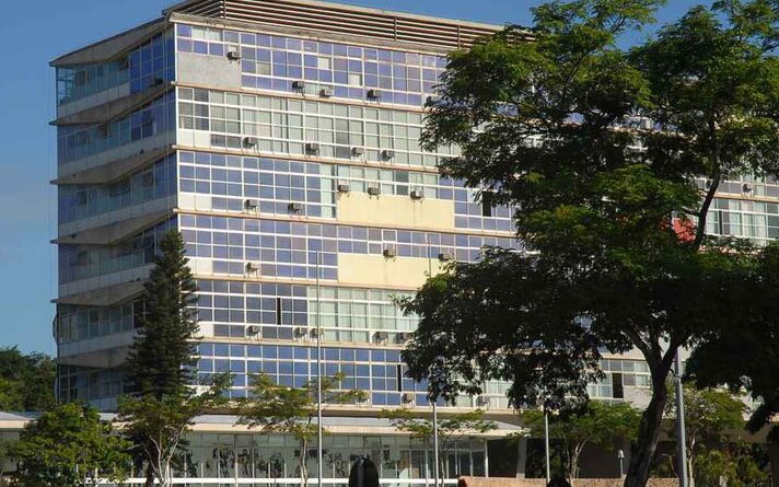 Foto mostra fachada do prédio da Reitoria, no campus Pampulha