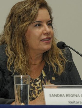 Imagem mostra retrato da reitora Sandra Goulart durante apresentação
