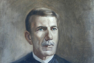 A imagem é uma pintura que retrata o busto de um homem com olhos azuis. Ele tem cabelos curtos e castanhos, e um bigode da mesma cor. O homem está com uma expressão séria, e veste uma roupa formal escura, com uma camisa branca de colarinho alto. O fundo da pintura é de um tom neutro, com pinceladas que variam entre marrom, cinza e bege.