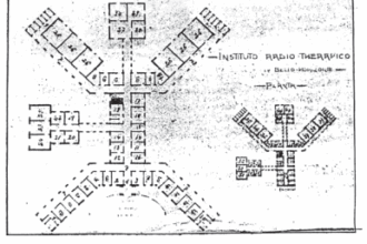 A imagem é dividida em duas partes: à esquerda, um desenho em preto e branco, e à direita, uma fotografia aérea colorida. A parte esquerda mostra a planta baixa de um edifício em formato de estrela ou cruz, com a inscrição "INSTITUTO RADIO THERAPICO" e "PLANTAS" em tipografia antiga. As alas do edifício têm várias salas numeradas. A parte direita é uma imagem de satélite que mostra o mesmo edifício com telhado laranja em formato semelhante ao da planta. O edifício está cercado por vegetação e por outros prédios.