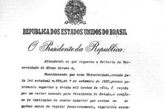 A imagem mostra a reprodução de um documento antigo em preto e branco. No topo, há o brasão da República dos Estados Unidos do Brasil. O texto, em português arcaico, começa com as palavras "REPÚBLICA DOS ESTADOS UNIDOS DO BRASIL" em letras maiúsculas, seguido por "O Presidente da Republica:", em caligrafia. O restante do documento, também em tipografia antiga, é um decreto que menciona a "Universidade de Minas Geraes" e a data "7 de setembro de 1927".