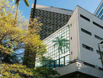 Imagem mostra a fachada do prédio da Faculdade de Direito da UFMG