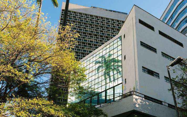 Imagem mostra a fachada do prédio da Faculdade de Direito da UFMG