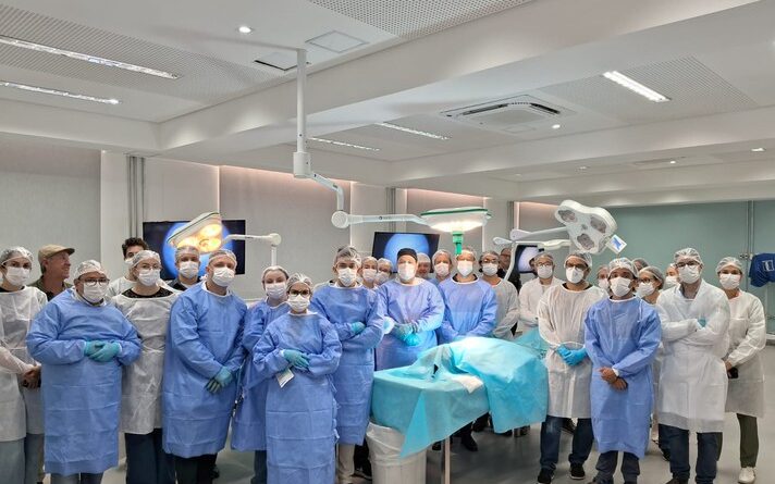 Imagem mostra equipe de médicos em sala do Hospital das Clínicas UFMG-Ebserh