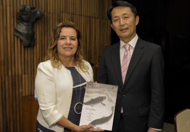 Imagem mostra reitora e o embaixador do Japão no Brasil