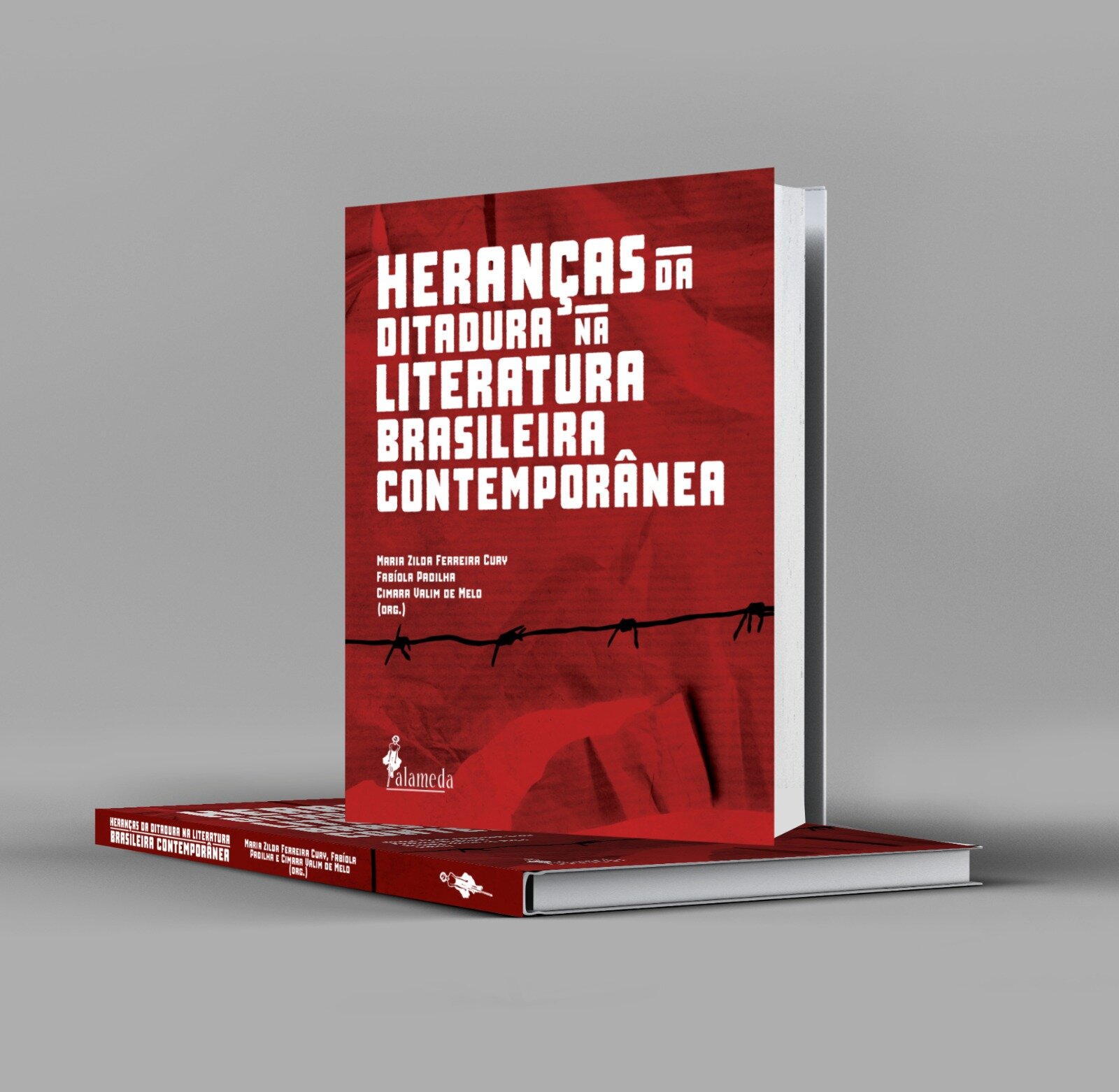 A imagem exibe dois exemplares do mesmo livro sobre um fundo cinza liso. Um livro está em pé, levemente inclinado, mostrando sua capa, e o outro está deitado, revelando a lombada e a contracapa. A capa do livro é de cor vermelha escura, com o título em letras maiúsculas brancas e grandes: "HERANÇAS DA DITADURA NA LITERATURA BRASILEIRA CONTEMPORÂNEA". Abaixo do título, há um desenho estilizado de arame farpado. Os nomes dos autores/organizadores — "Maria Zilda Ferreira Cury", "Fabíola Padilha" e "Cintia Orlim de Melo (orgs.)" — estão listados em letras menores. O logotipo da editora "falameda" está na parte inferior da capa.