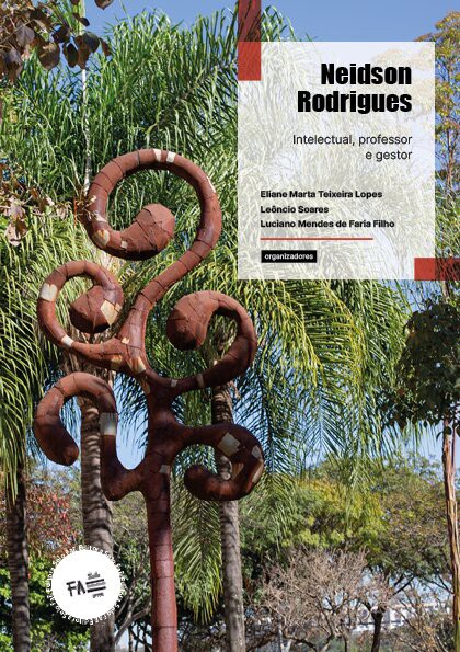 A imagem é uma capa de livro ou publicação, com uma fotografia de fundo que mostra uma escultura de metal enferrujado em primeiro plano. A escultura tem formas orgânicas e espiraladas. Atrás da escultura, há um fundo natural com árvores, incluindo palmeiras e folhagens verdes. No canto superior direito da imagem, uma caixa de texto branca com detalhes em vermelho contém informações sobre o título e autoria. O título principal, em destaque e letras maiúsculas, é "Neidson Rodrigues". Abaixo, em letras menores, está a descrição "Intelectual, professor e gestor". Em seguida, os nomes "Eliane Marta Teixeira Lopes", "Leôncio Soares" e "Luciano Mendes de Faria Filho" são listados, seguidos pela palavra "organizadores". No canto inferior esquerdo, um selo branco e preto com a sigla "FA" é visível.