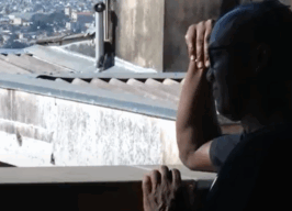 Homem negro olha para o horizonte.