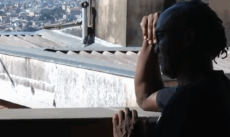 Homem negro olha para o horizonte.