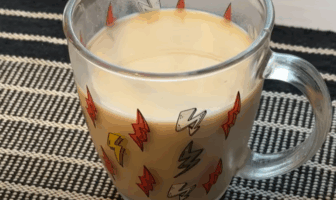 Copo de leite cheio em cima de uma bancada