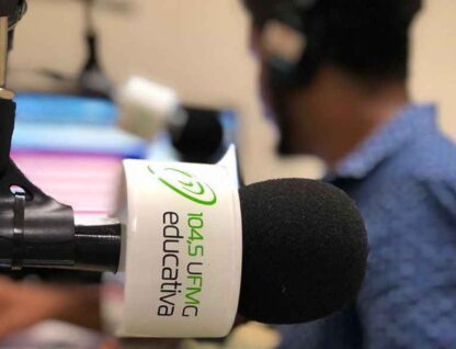 Apresentador com fone de ouvido no estúdio da Rádio UFMG Educativa
