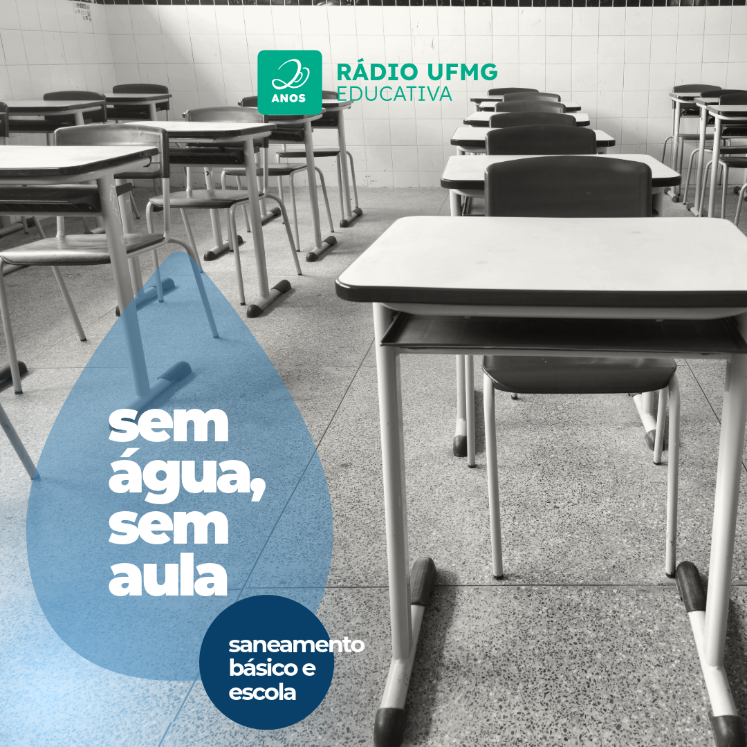 A imagem mostra o interior de uma sala de aula vazia, com carteiras e cadeiras dispostas em fileiras sobre um piso de ladrilhos claros e escuros. As carteiras têm tampos claros e estruturas de metal escuras, e as cadeiras são de assento e encosto escuros. Ao fundo, uma parede de tijolos pintados de branco. No canto superior esquerdo da imagem, um logotipo verde-água indica "RÁDIO UFMG EDUCATIVA" e "20 ANOS". No canto inferior esquerdo, uma forma azul em formato de gota de água contém o texto "sem água, sem aula", e abaixo, em um círculo menor da mesma cor, lê-se "saneamento básico e escola".